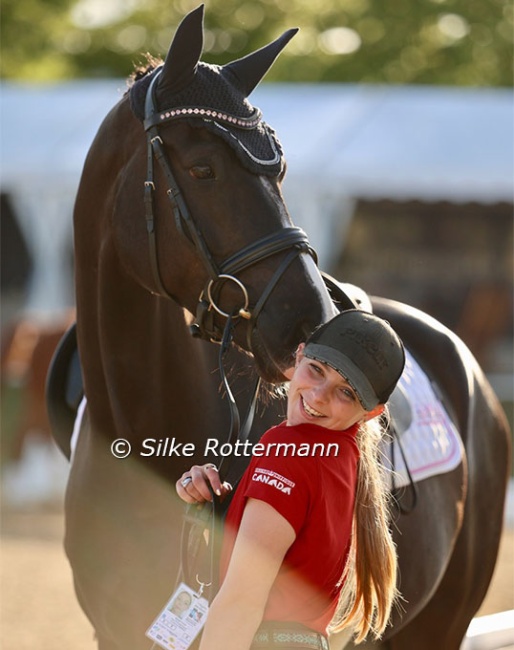 Roberta Sheffield’s groom Alyssa Carter cuddling with Dr. House Jr. (by Dr. Watson-Rotspon) in the tender evening sunshine at the 2024 CPEDI Mannheim :: Photo © Silke Rottermann