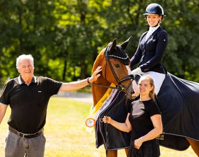 Hanoverian 3-year old mare champion Senorita La Bonita with breeder Axel Windeler :: Photo © Hannoveraner Verband