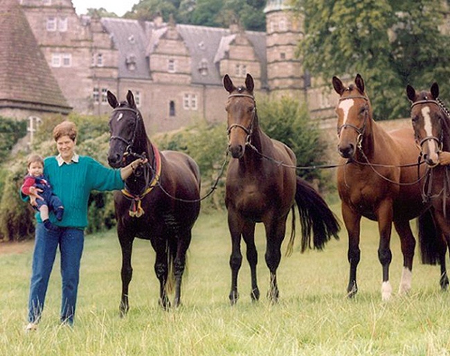 Jutta Langels with her mares and castle Hämelschenburg in the backdrop :: Photo © private