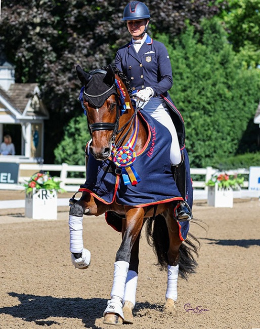 Adrienne Lyle and Hussmanns Topgun win the developing PSG horse championship :: Photo © Sue Stickle