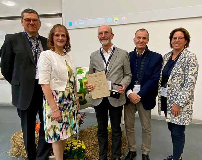 Hans-Willy Warder (DGfZ President), Dr. Bettina Bongartz (DGfZ Managing Director), Dr. Ludwig Christmann, Prof. Dr. Harald Sieme (DGfZ Deputy President), Dr. Teresa Dohms-Warnecke (DGfZ Advisory Board Member and Deputy Managing Director of the FN Breeding Division) :: Photo © private