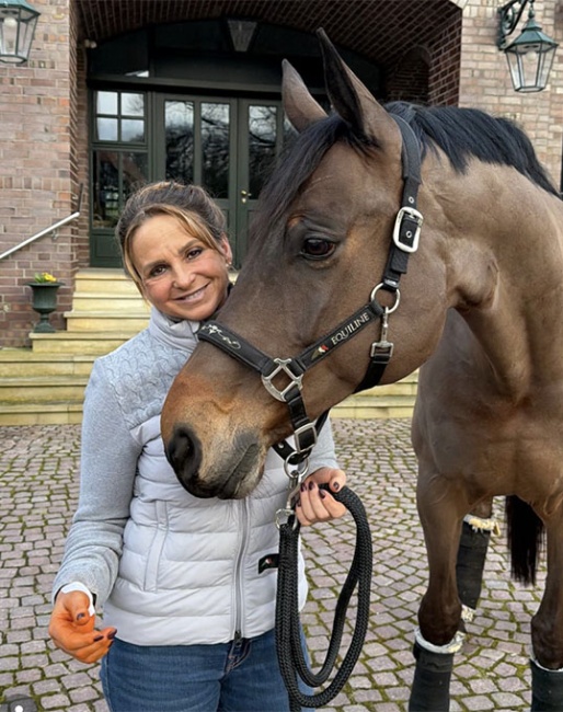 Dorothee schneider with her right hand fresh out of surgery