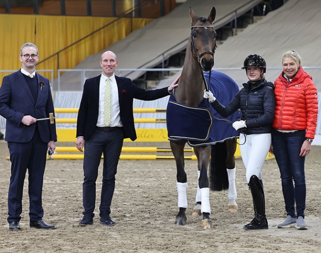 Fahr-Well with rider Ann-Christin Feix and owner Anja Plönzke (right) and auctioneer Bernd Hickert and auction manager Wilken Treu (left)